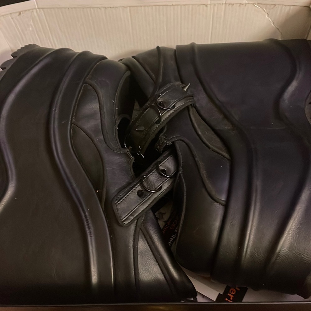 Wave-48 Demonia shoes